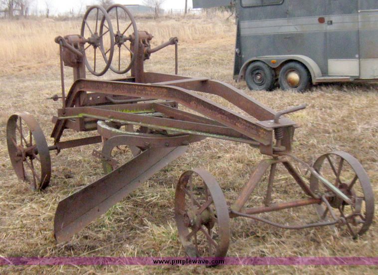image for item 5682 Royal 91 pull type grader
