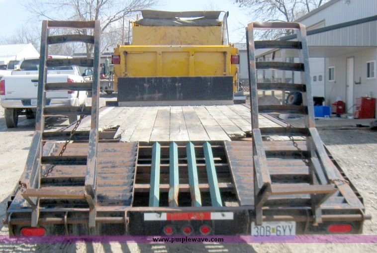 image for item 5697 2000 Hurst tandem axle trailer