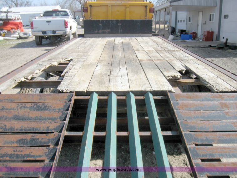 image for item 5697 2000 Hurst tandem axle trailer