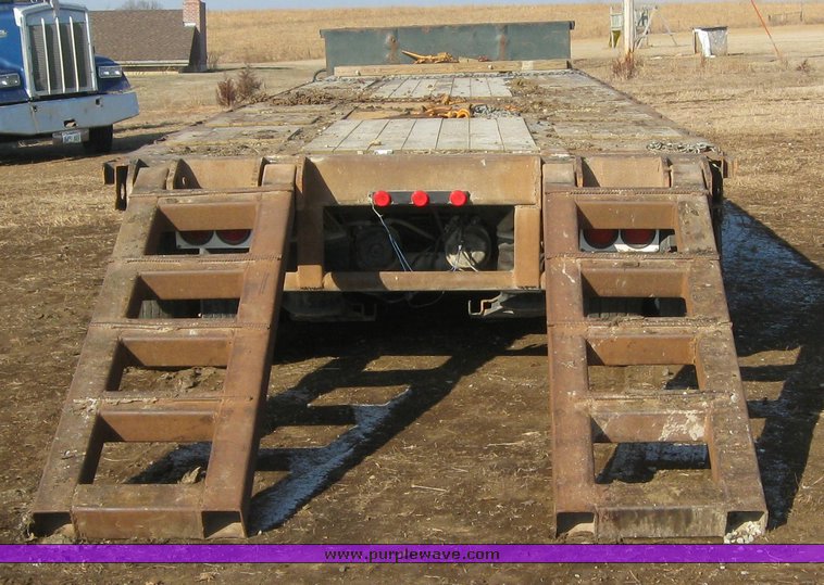 image for item 7721 1990 Transcraft triple axle trailer