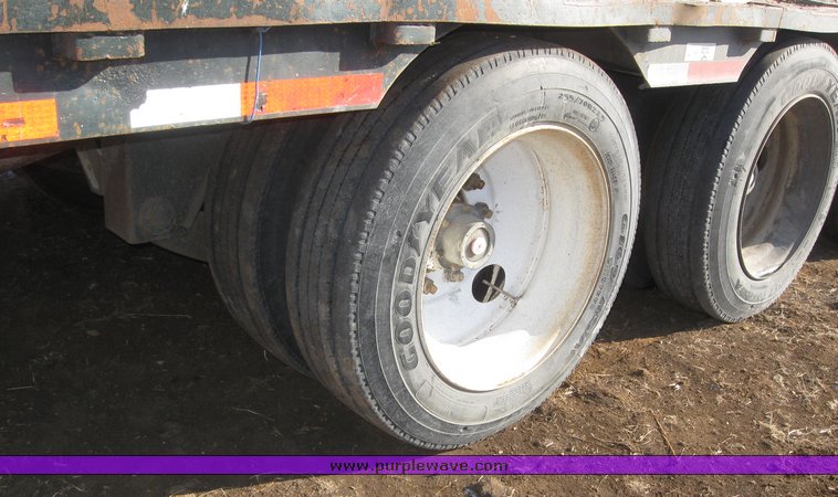 image for item 7721 1990 Transcraft triple axle trailer