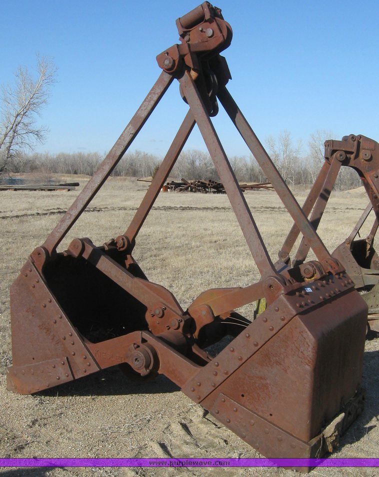 image for item 7873 Kiesler clamshell bucket