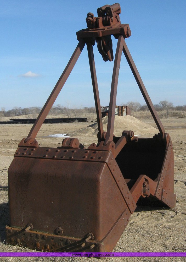 image for item 7873 Kiesler clamshell bucket