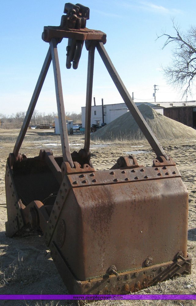 image for item 7873 Kiesler clamshell bucket