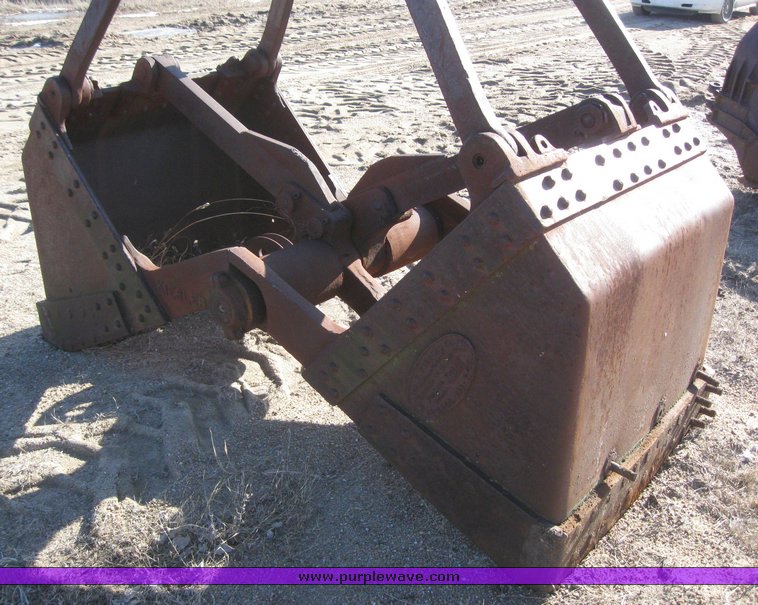 image for item 7873 Kiesler clamshell bucket