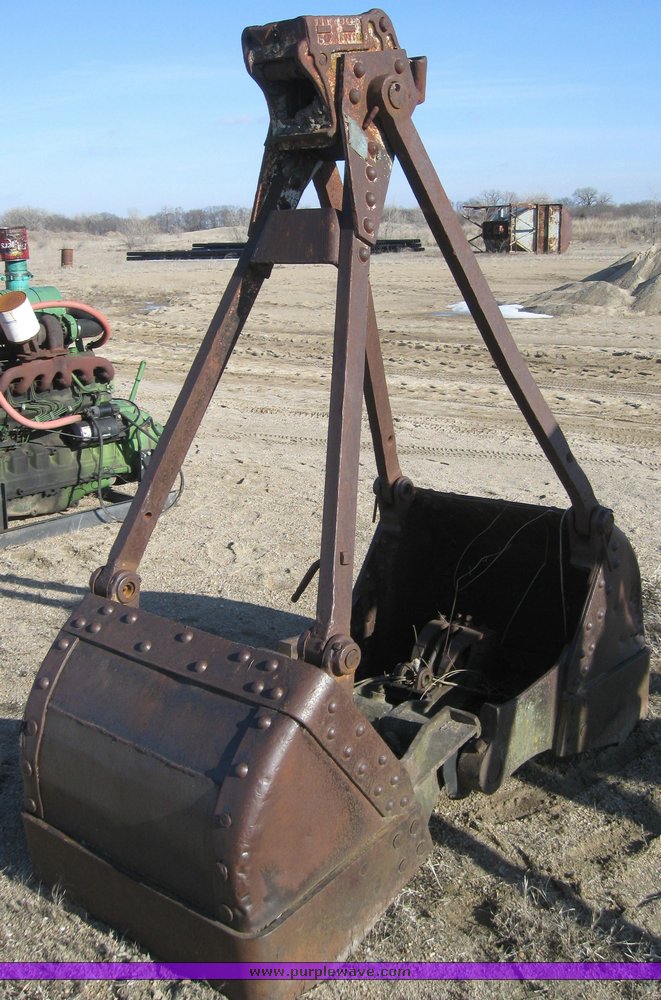 image for item 7875 Blaw-Knox clamshell bucket