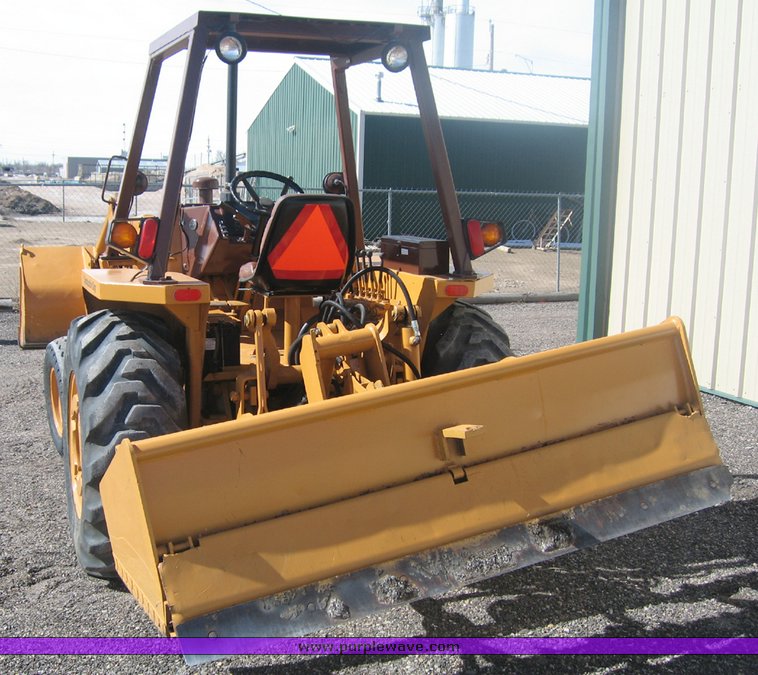 image for item 9003 1986 Case 480E LL tractor with loader