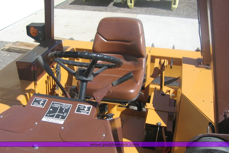 image for item 9003 1986 Case 480E LL tractor with loader