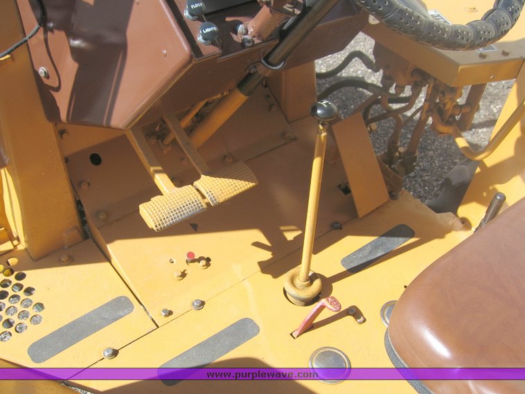 image for item 9003 1986 Case 480E LL tractor with loader