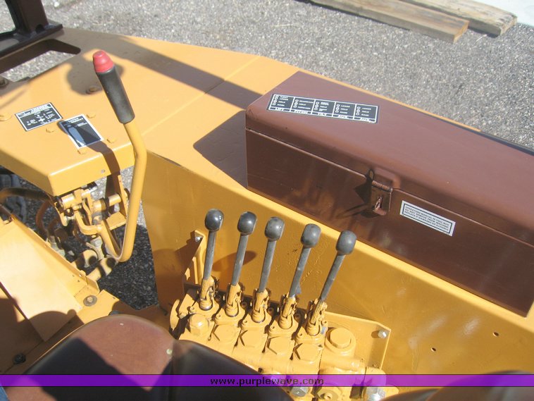 image for item 9003 1986 Case 480E LL tractor with loader