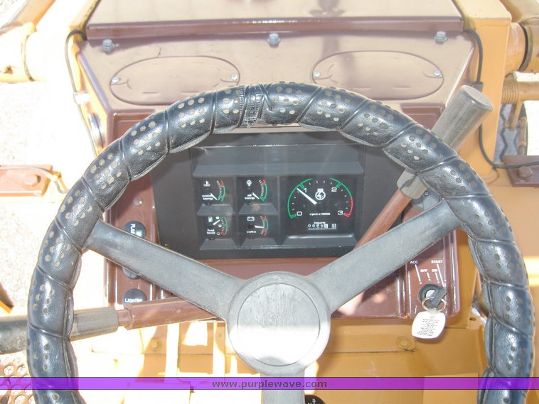 image for item 9003 1986 Case 480E LL tractor with loader