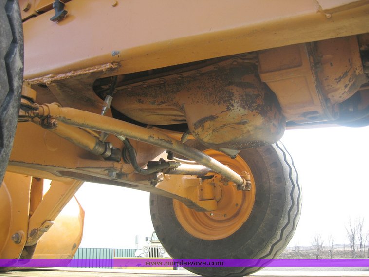 image for item 9003 1986 Case 480E LL tractor with loader