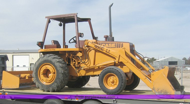 image for item 9003 1986 Case 480E LL tractor with loader