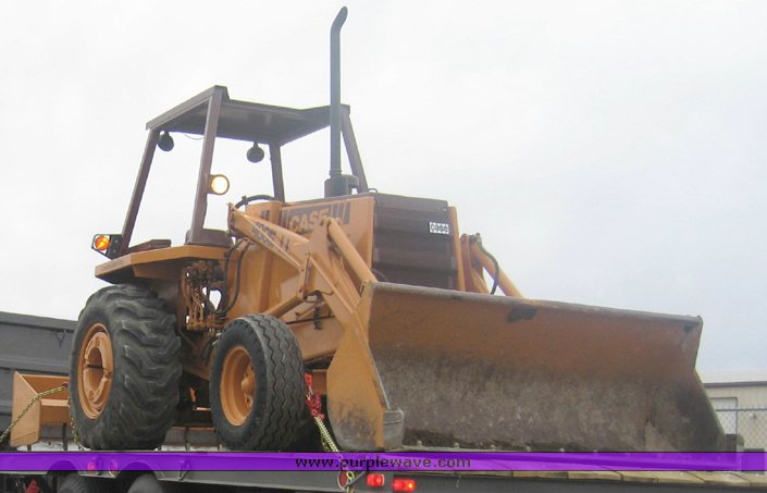 image for item 9003 1986 Case 480E LL tractor with loader