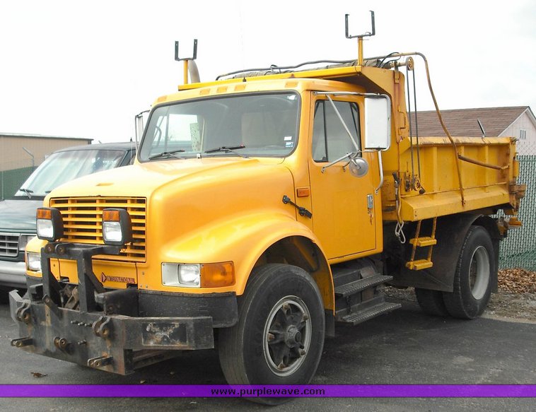 image for item 3246 1992 International 4900 4x2 truck with dumpbed and tailgate spreader