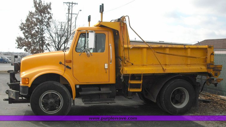 image for item 3246 1992 International 4900 4x2 truck with dumpbed and tailgate spreader