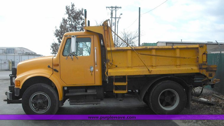 image for item 3246 1992 International 4900 4x2 truck with dumpbed and tailgate spreader