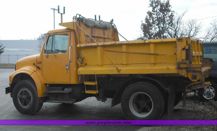 image for item 3246 1992 International 4900 4x2 truck with dumpbed and tailgate spreader