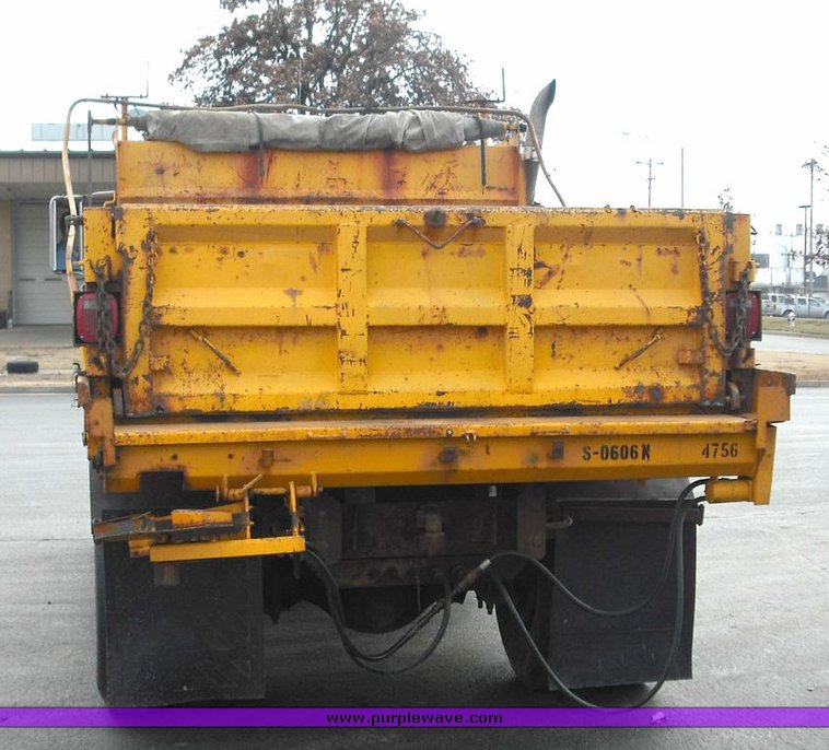 image for item 3246 1992 International 4900 4x2 truck with dumpbed and tailgate spreader