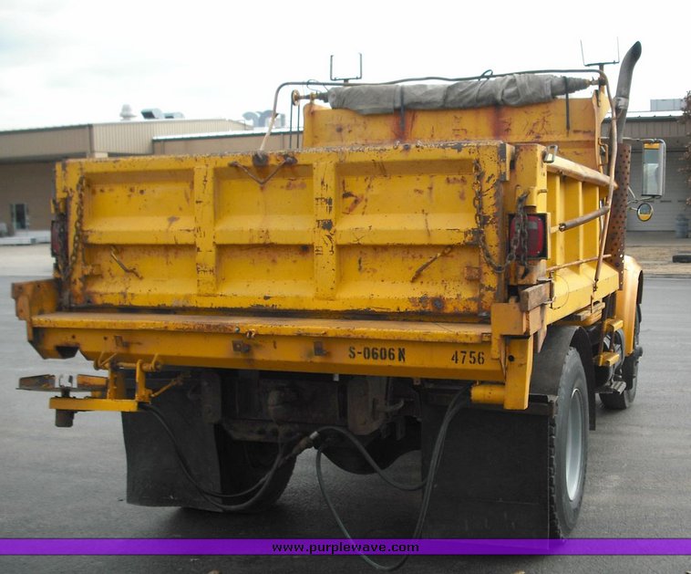 image for item 3246 1992 International 4900 4x2 truck with dumpbed and tailgate spreader