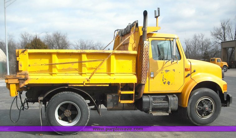 image for item 3246 1992 International 4900 4x2 truck with dumpbed and tailgate spreader