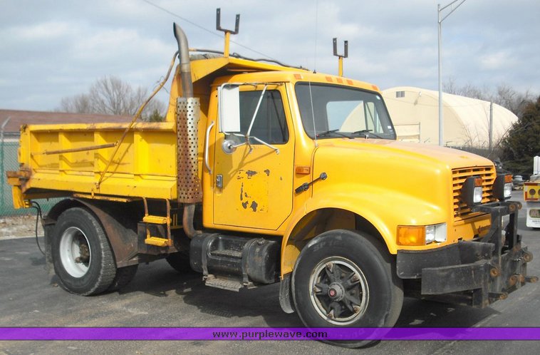 image for item 3246 1992 International 4900 4x2 truck with dumpbed and tailgate spreader