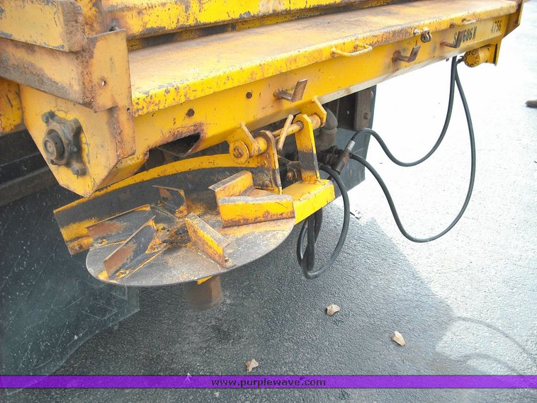 image for item 3246 1992 International 4900 4x2 truck with dumpbed and tailgate spreader