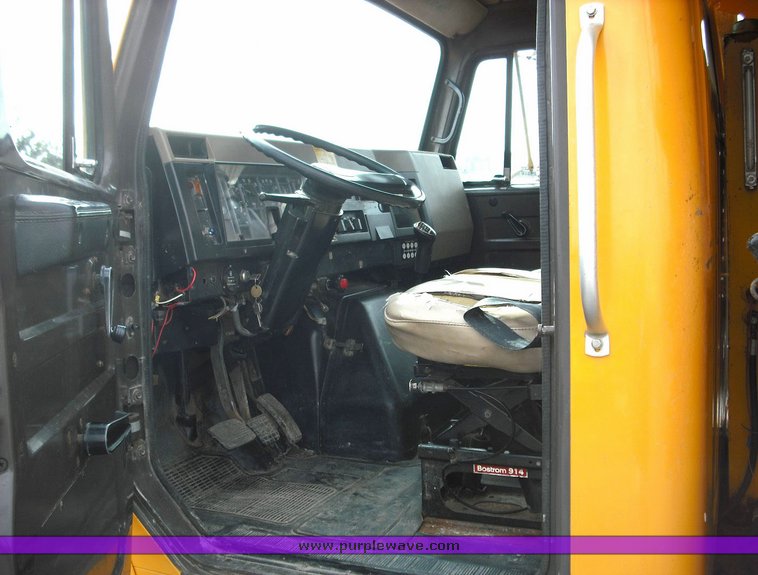 image for item 3246 1992 International 4900 4x2 truck with dumpbed and tailgate spreader