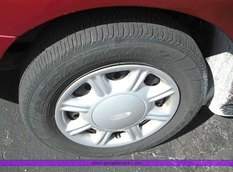 image for item 3249 1997 Ford Taurus GL wagon