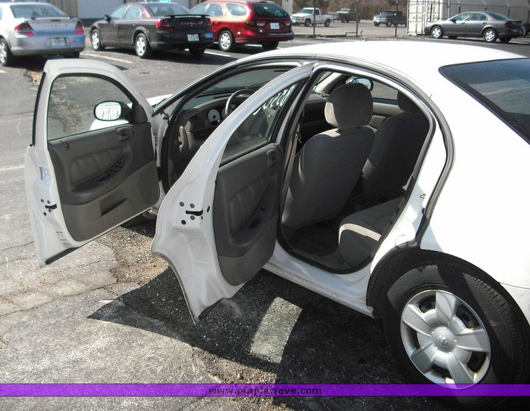image for item 3250 2003 Dodge Stratus SE
