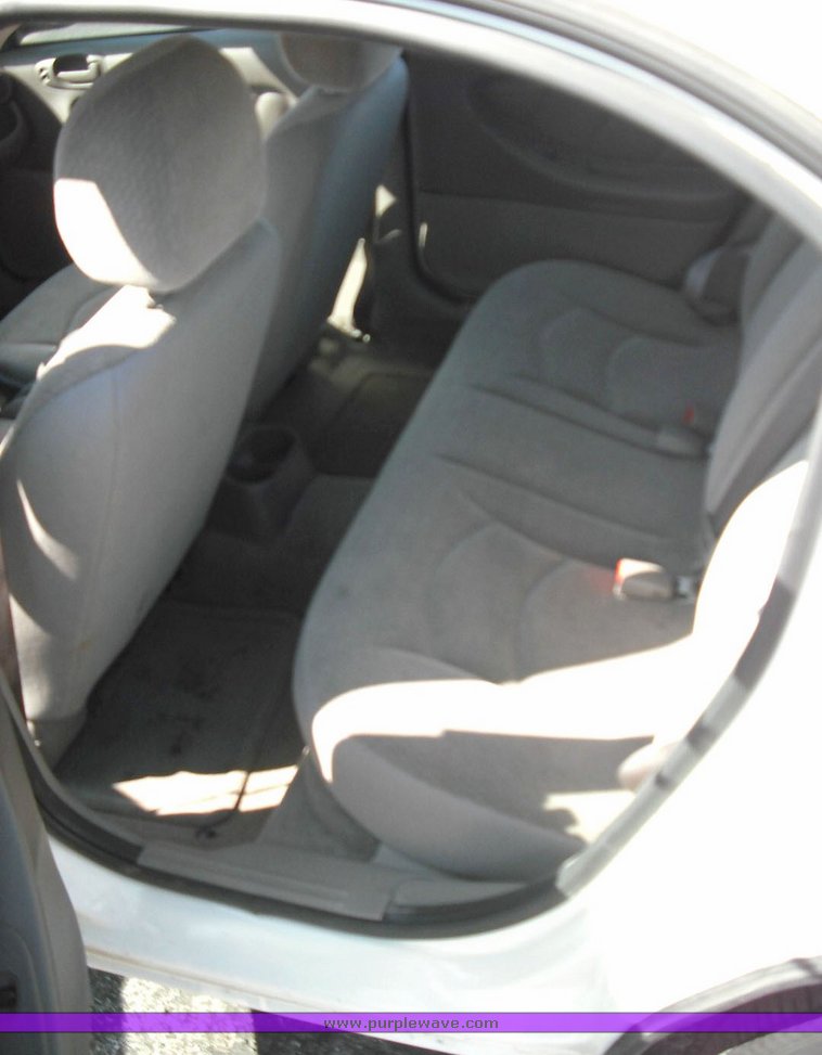 image for item 3250 2003 Dodge Stratus SE