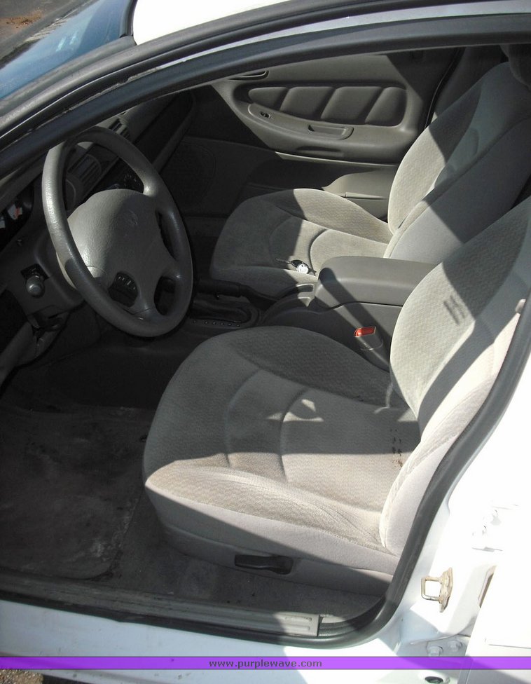 image for item 3250 2003 Dodge Stratus SE