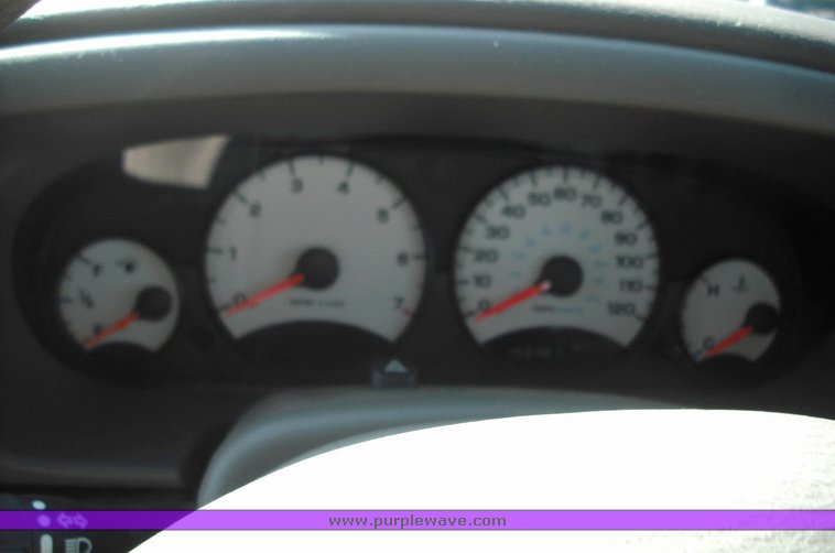 image for item 3250 2003 Dodge Stratus SE