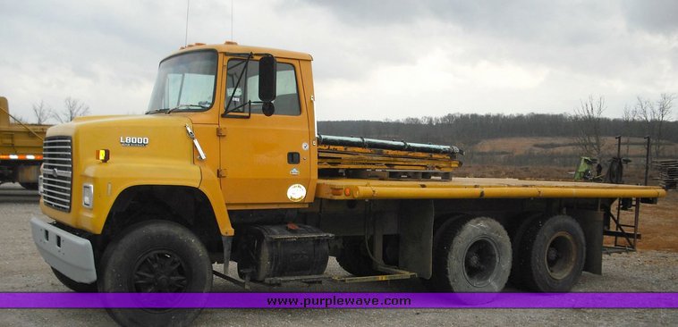 image for item 3251 1991 Ford LNT8000F flatbed truck