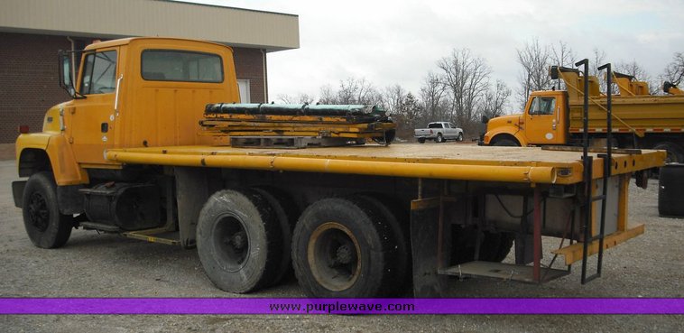image for item 3251 1991 Ford LNT8000F flatbed truck