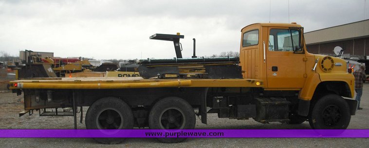 image for item 3251 1991 Ford LNT8000F flatbed truck