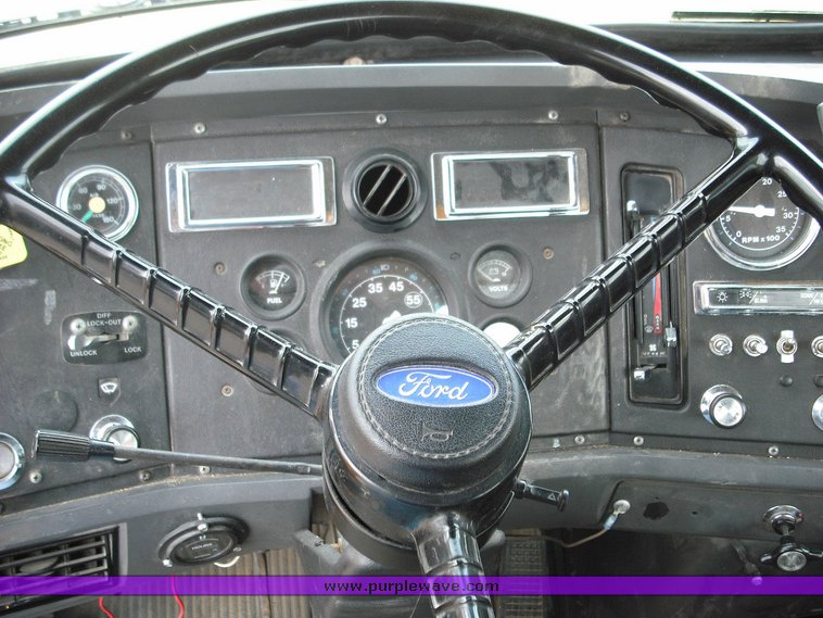 image for item 3251 1991 Ford LNT8000F flatbed truck
