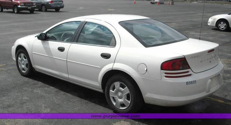 image for item 3257 2004 Dodge Stratus SE