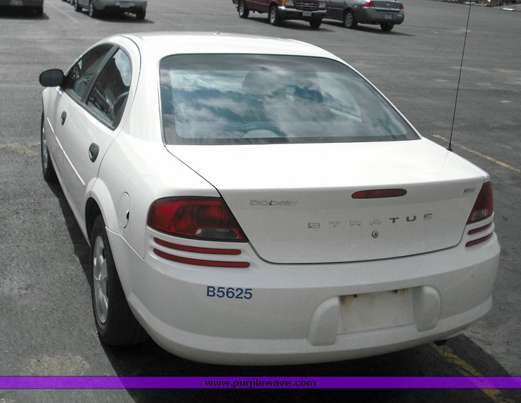 image for item 3257 2004 Dodge Stratus SE