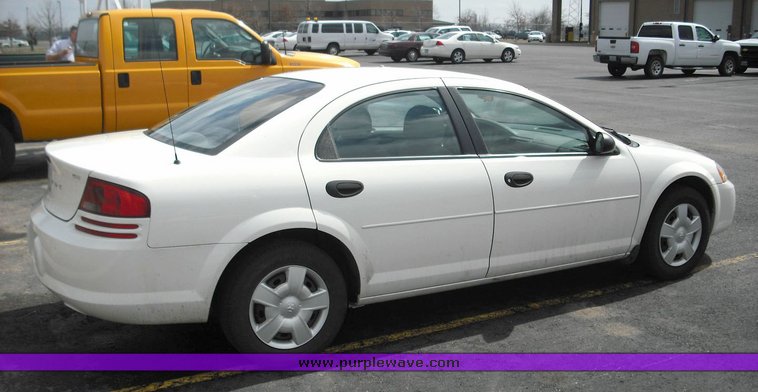 image for item 3257 2004 Dodge Stratus SE