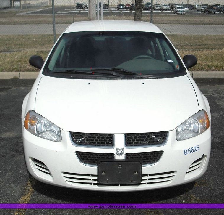 image for item 3257 2004 Dodge Stratus SE