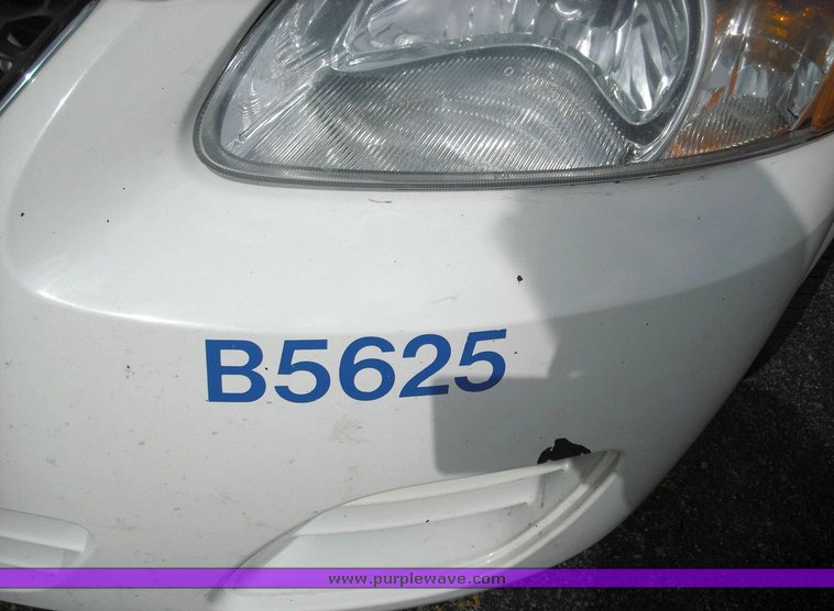 image for item 3257 2004 Dodge Stratus SE