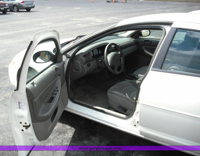 image for item 3257 2004 Dodge Stratus SE