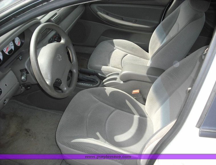 image for item 3257 2004 Dodge Stratus SE