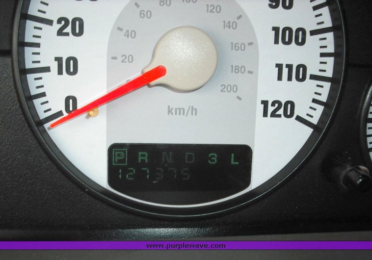 image for item 3257 2004 Dodge Stratus SE