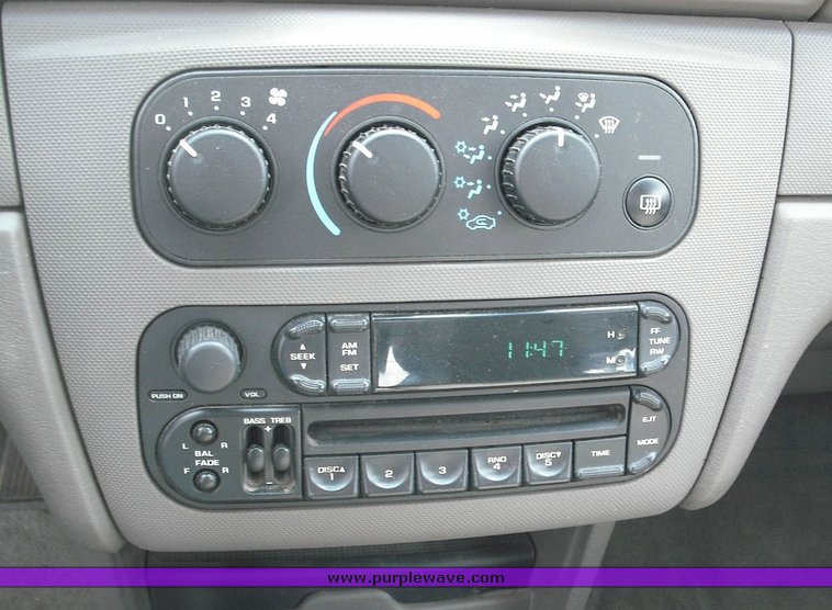 image for item 3257 2004 Dodge Stratus SE