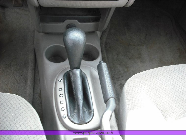 image for item 3257 2004 Dodge Stratus SE
