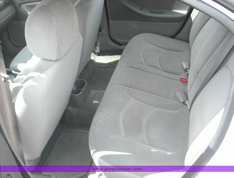 image for item 3257 2004 Dodge Stratus SE