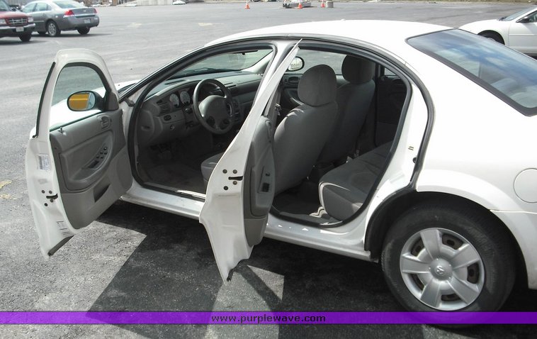 image for item 3257 2004 Dodge Stratus SE