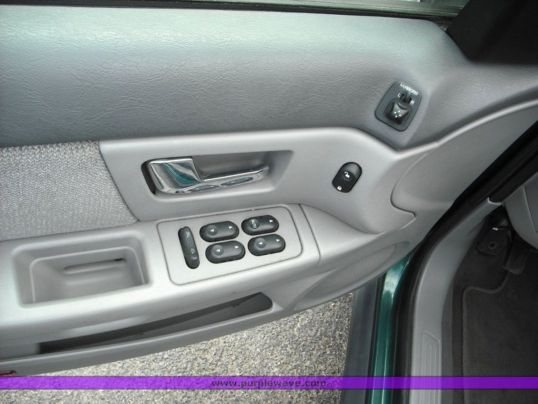 image for item 3258 2000 Ford Taurus LX